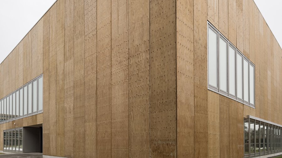 A flat, wooden outer skin: The new TUM cafeteria at Campus Garching. (Photo: Uli Benz)