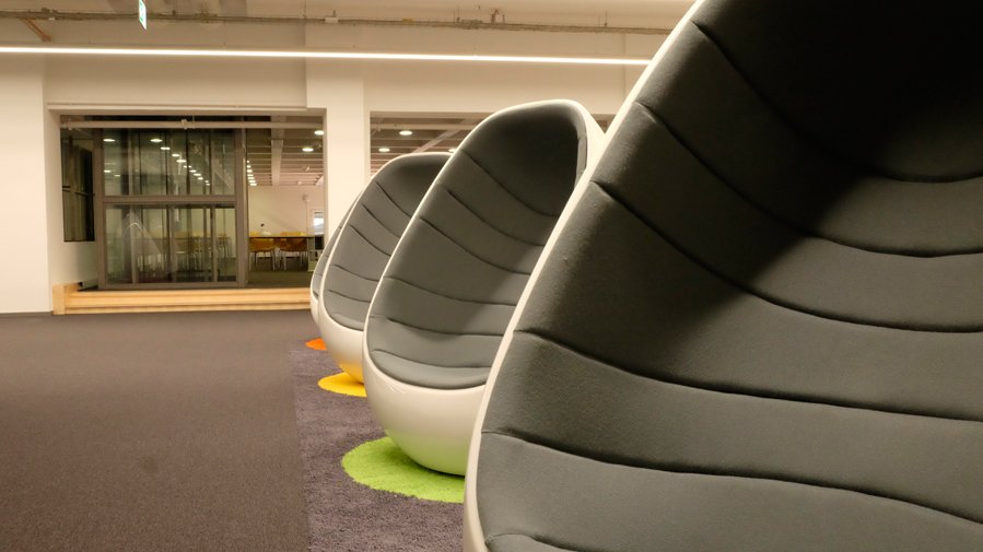 Leere Stühle in der TUM Universitätsbibliothek