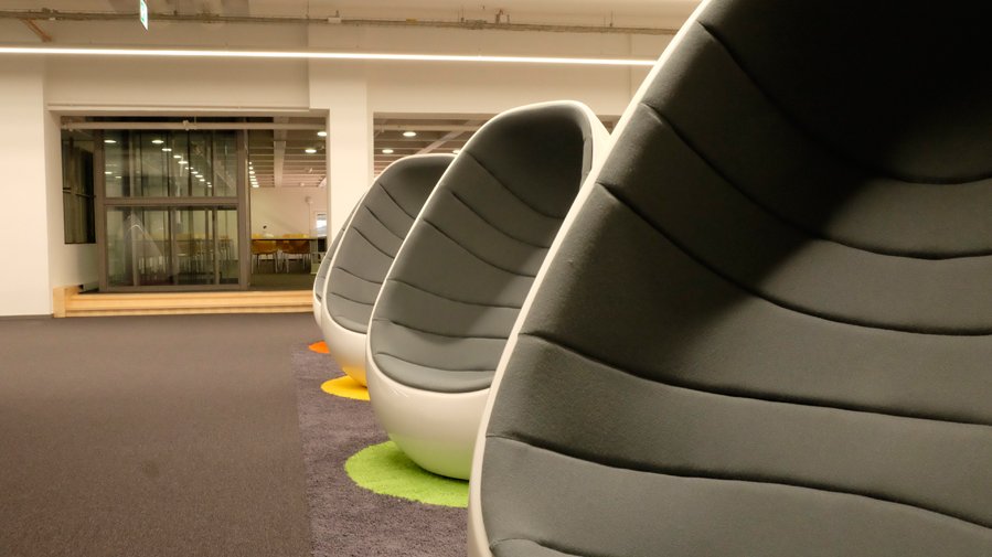 Empty chairs in TUM University Library