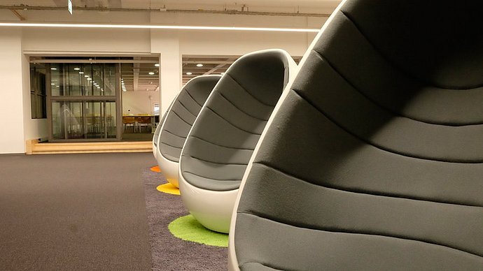 Leere Stühle in der TUM Universitätsbibliothek