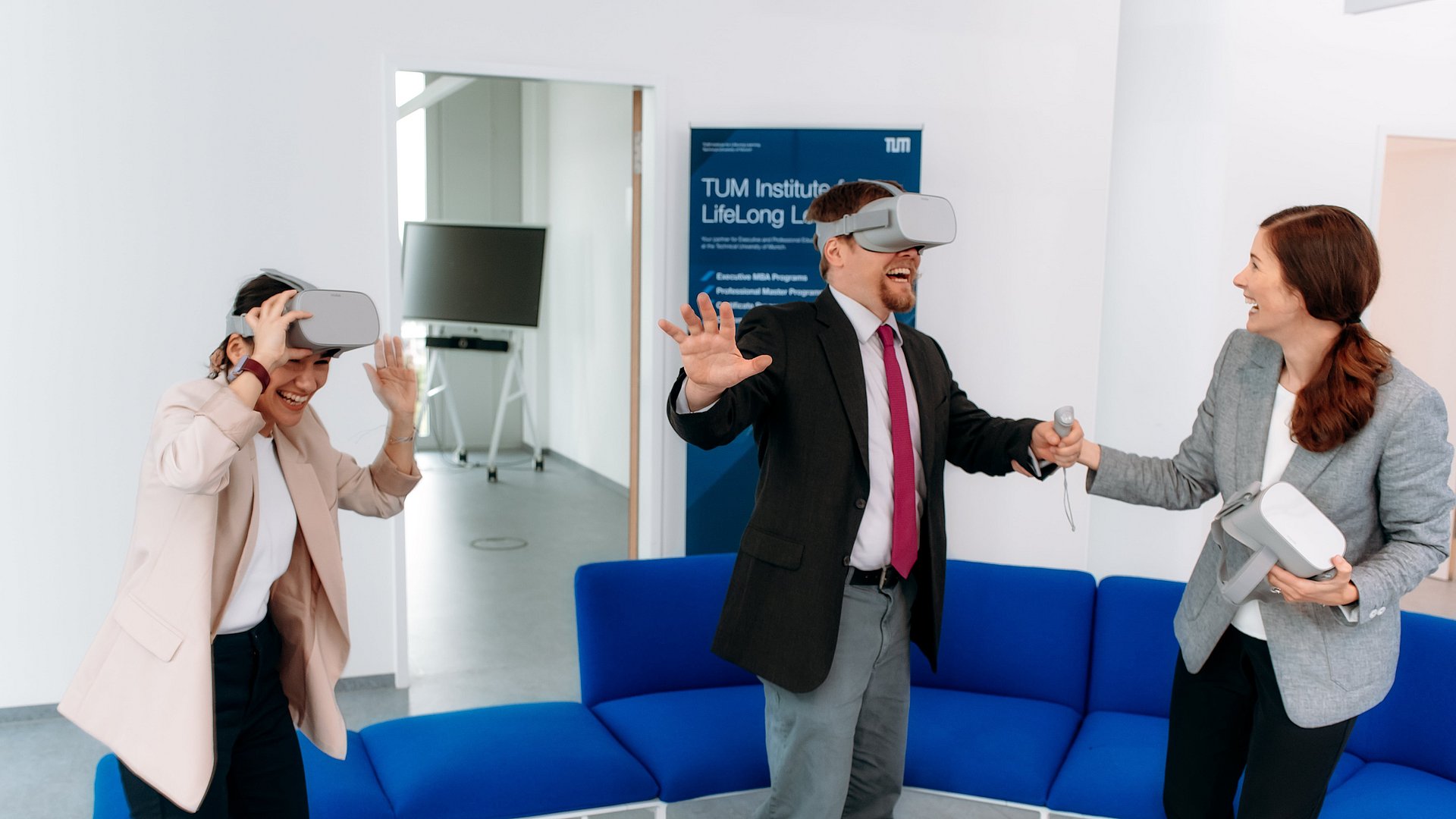 Mitarbeitende des TUM Institute for LifeLong Learning testen VR-Brillen aus.