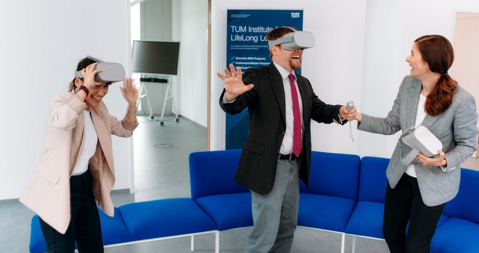Mitarbeitende des TUM Institute for LifeLong Learning testen VR-Brillen aus.