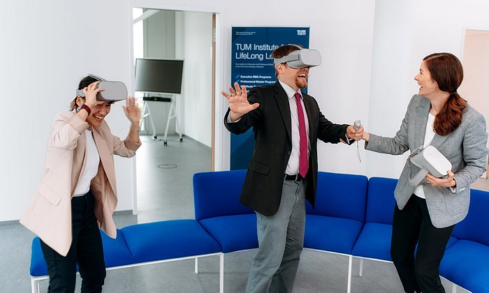 Employees of the TUM Institute for LifeLong Learning test out VR headsets.