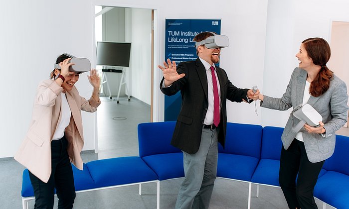 Mitarbeitende des TUM Institute for LifeLong Learning testen VR-Brillen aus.