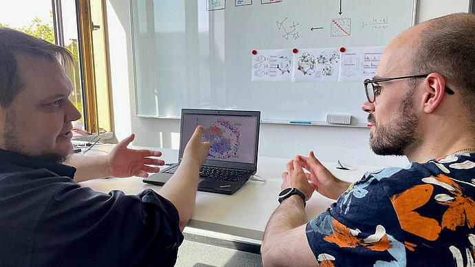 Head of the LipiTUM research group Dr. Josch Konstantin Pauling (left) and PhD student Nikolai Köhler (right) interpret the disease-related changes in lipid metabolism using a newly developed network. 