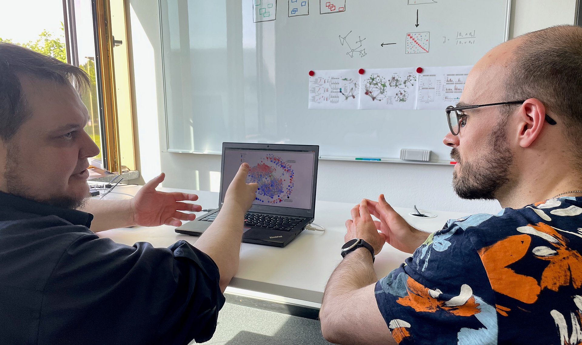 Head of the LipiTUM research group Dr. Josch Konstantin Pauling (left) and PhD student Nikolai Köhler (right) interpret the disease-related changes in lipid metabolism using a newly developed network. 