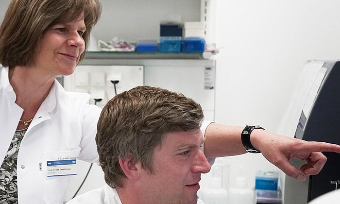 Prof. Ulrike Protzer und Dr. Felix Bohne überprüfen die Blutproben-Ergebnisse von HCV-infizierten Leberempfängern. (Bild: E. Mitterwallner / TUM)