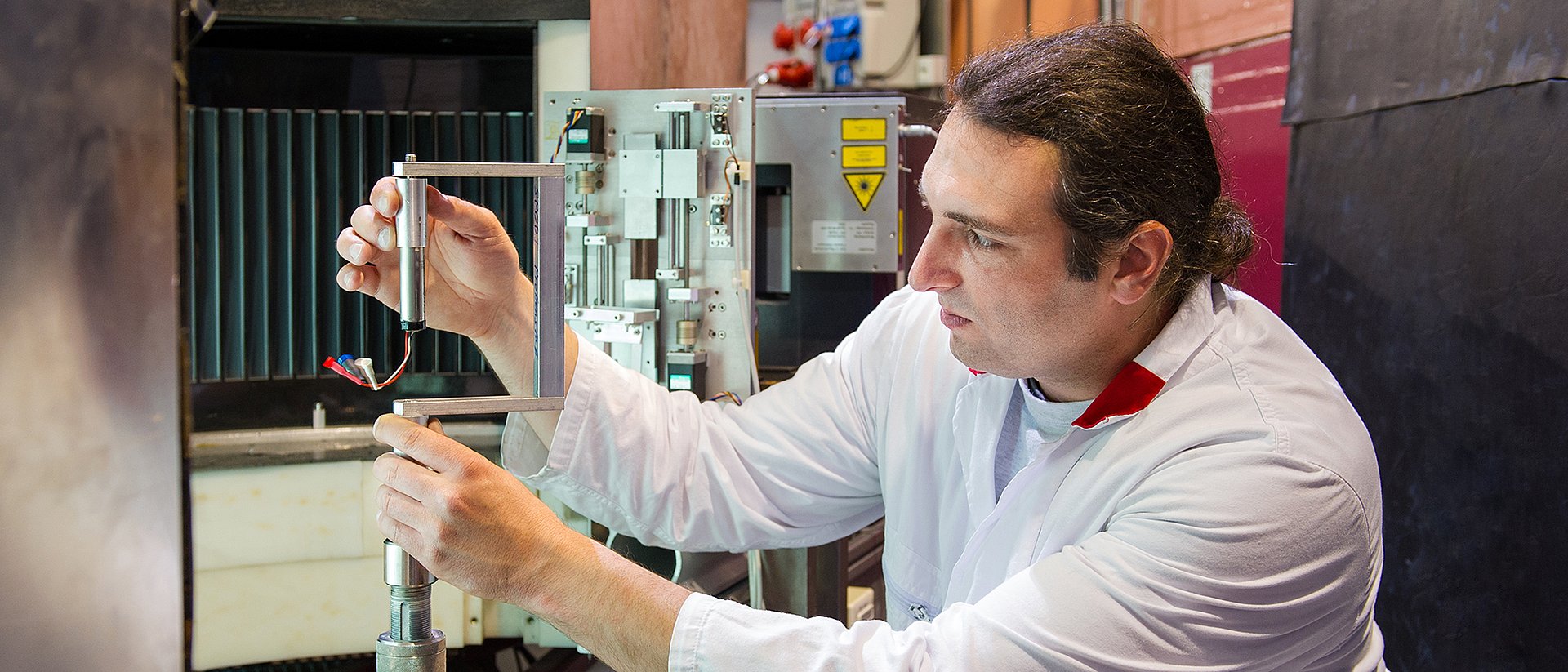 Lithium-Ionen-Zelle im Objekträger Martin Mühlbauer montiert eine Lithium-Ionen-Zelle im Objektträger des hochauflösenden Pulverdiffraktometers (SPODI) am FRM II.