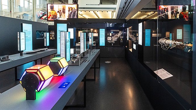 Blick in die Ausstellung "Licht und Materie" mit zahlreichen interaktiven Stationen.