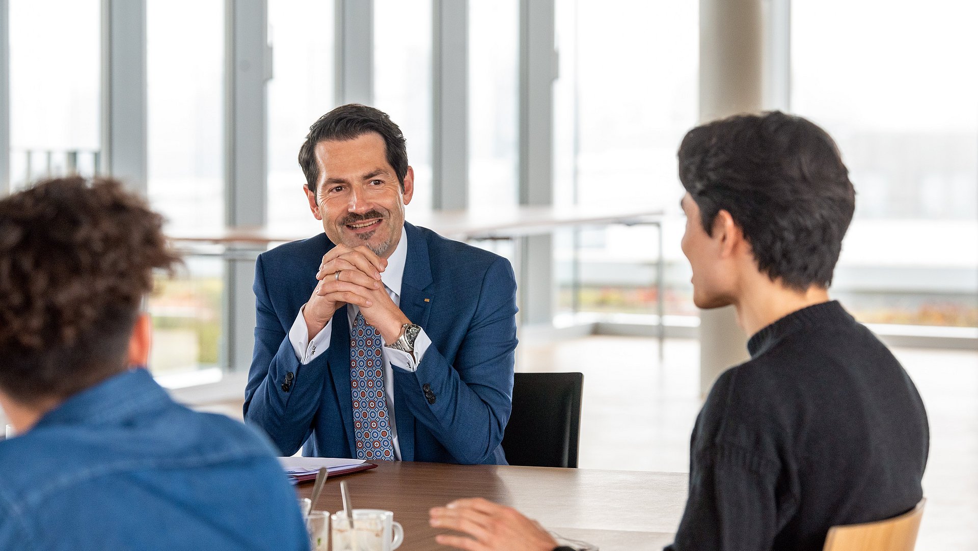 The President of TUM discusses with students and employees