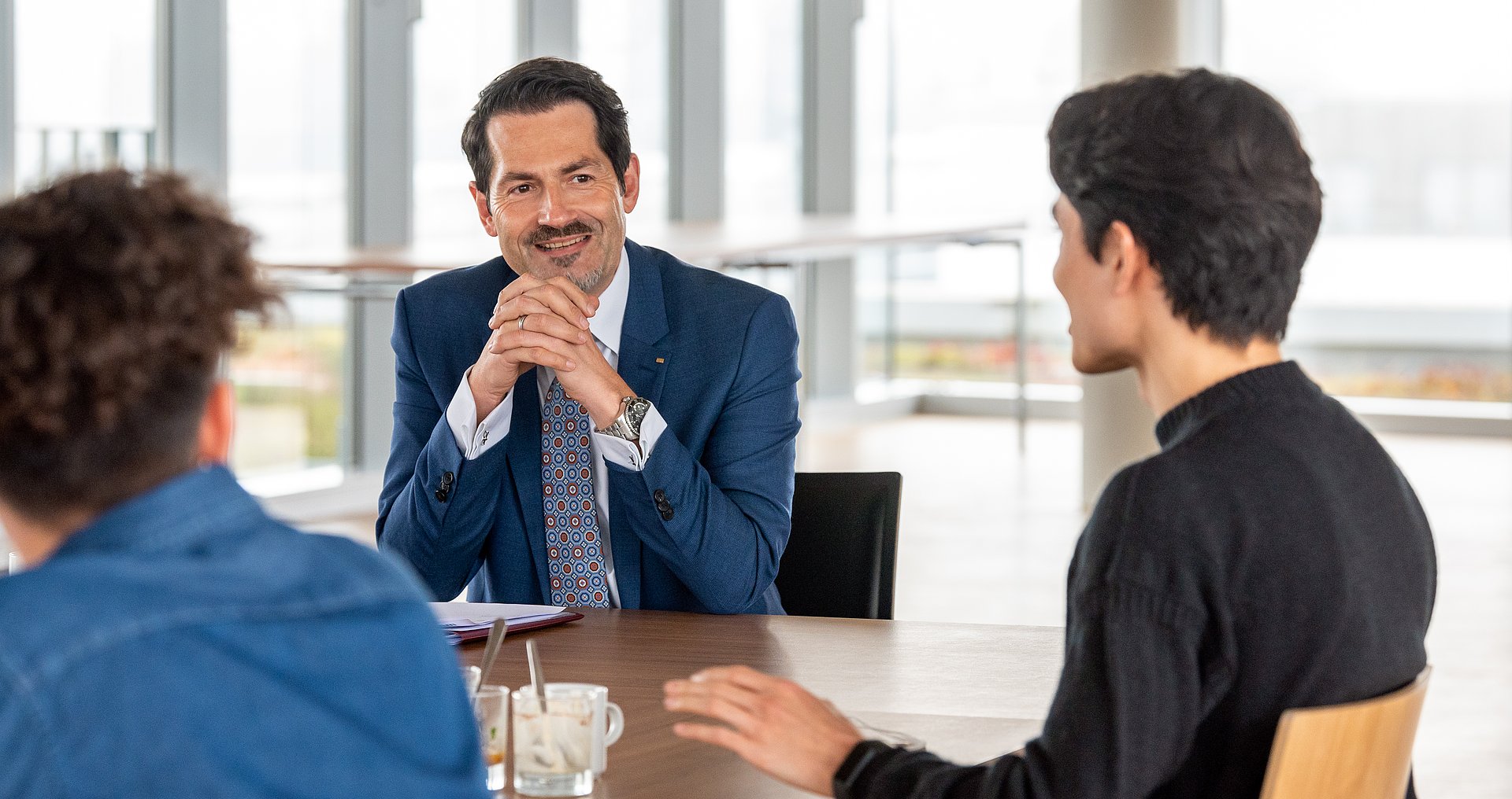 The President of TUM discusses with students and employees