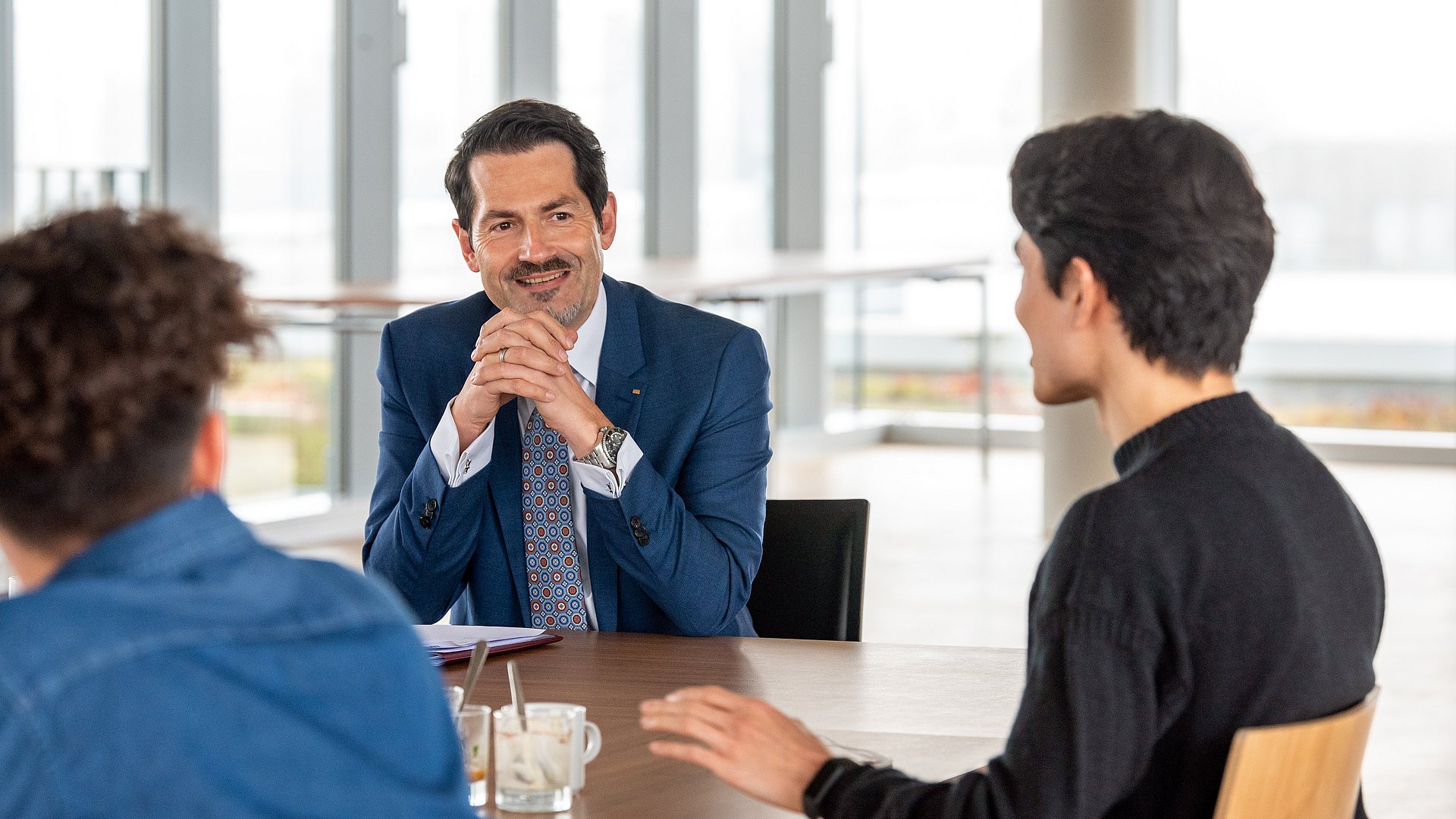 Der Präsident der TUM tauscht sich mit Studierenden und Mitarbeitenden aus