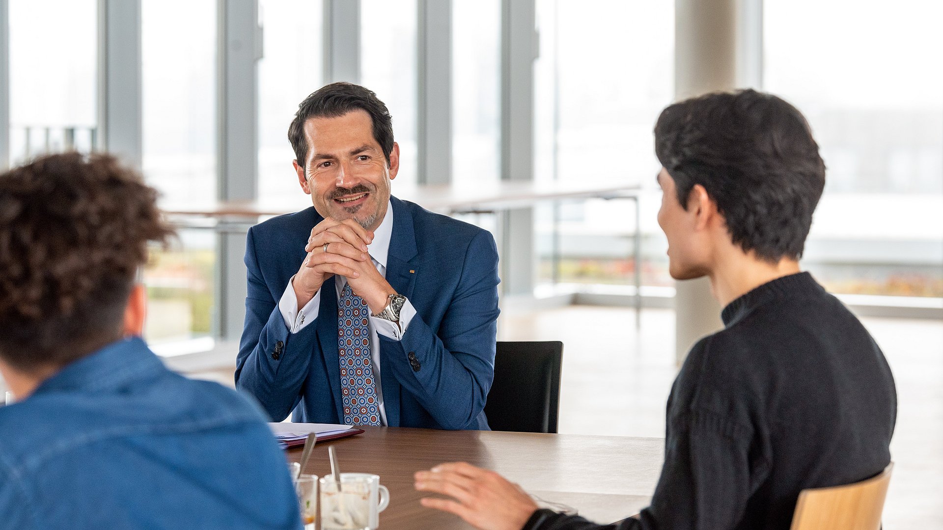 The President of TUM discusses with students and employees