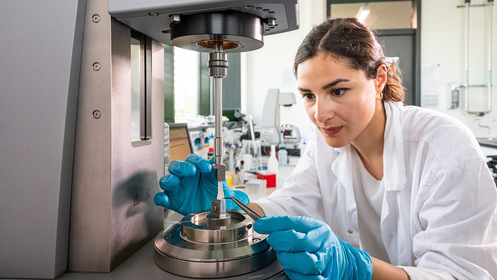 Ceren Kimna, doctoral candidate at the TUM School of Engineering, performing a mechanical stretching test with the newly developed biomolecular film for wound healing. 