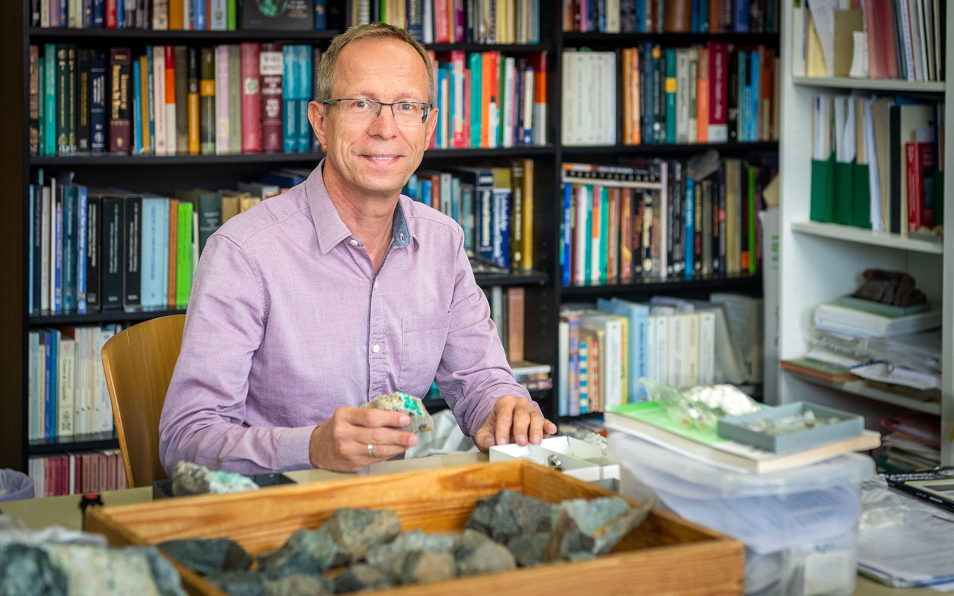Rohstoffgeologe Prof. H. Albert Gilg ist Experte für Edelsteine. 