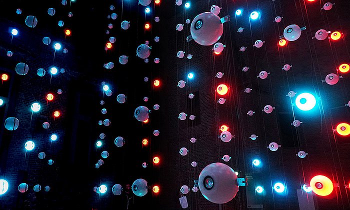 444 illuminierte Lautsprecher verwandeln aktuelle Forschung in ein begehbares Kunstwerk. (Bild: T. O. Roth / imachination projects)