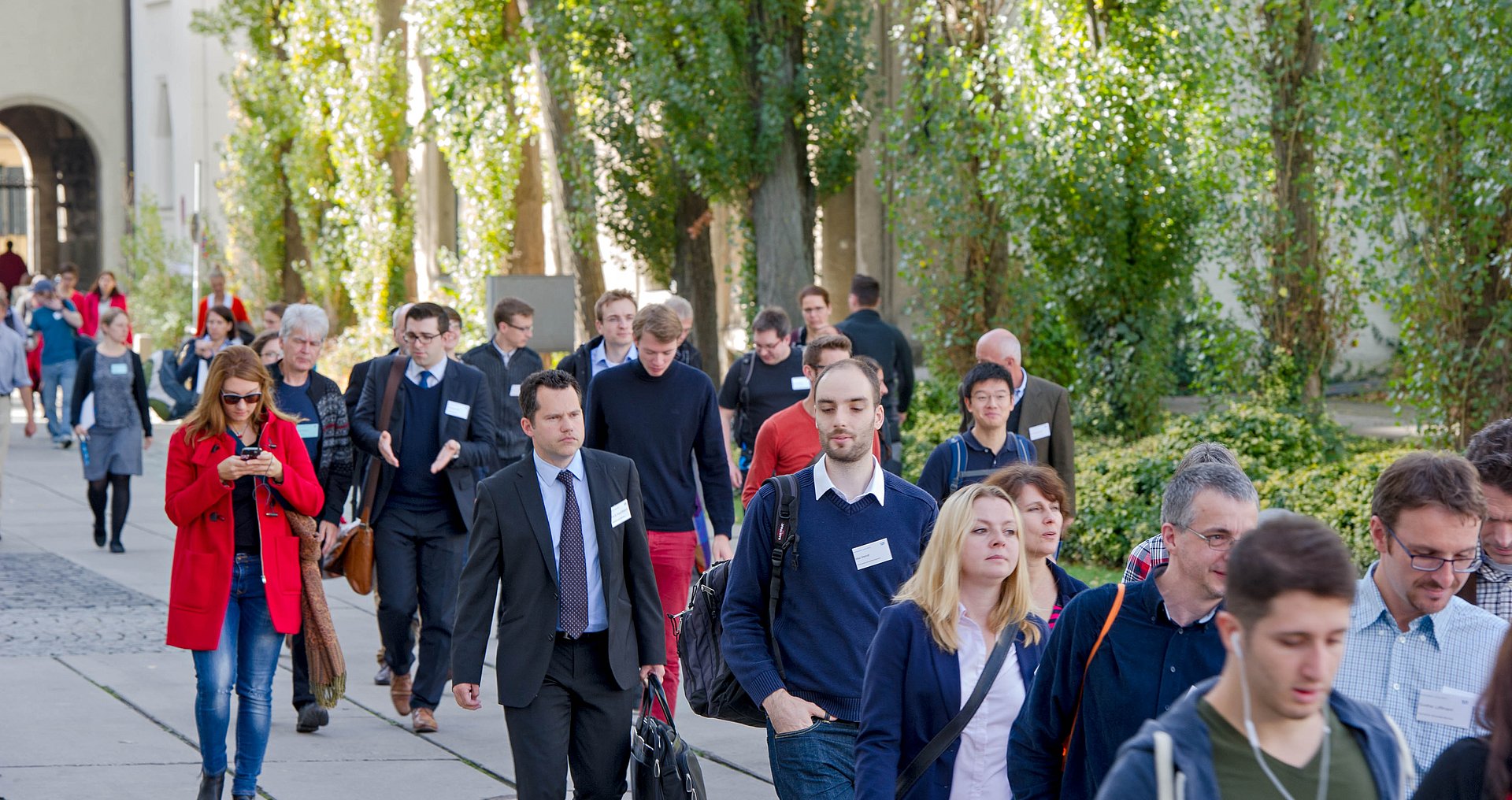 Symposium Lehre III Teilnehmer des Symposiums Lehre flanieren über den Campus