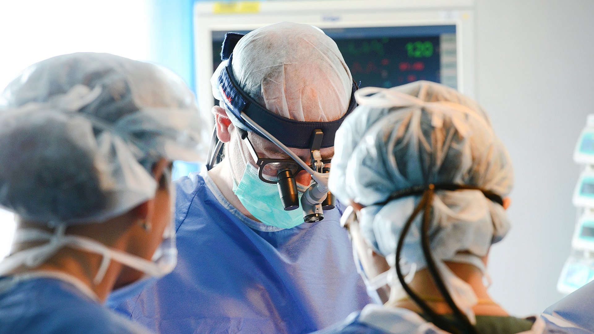 Prof. Jürgen Hörer at the operating room.