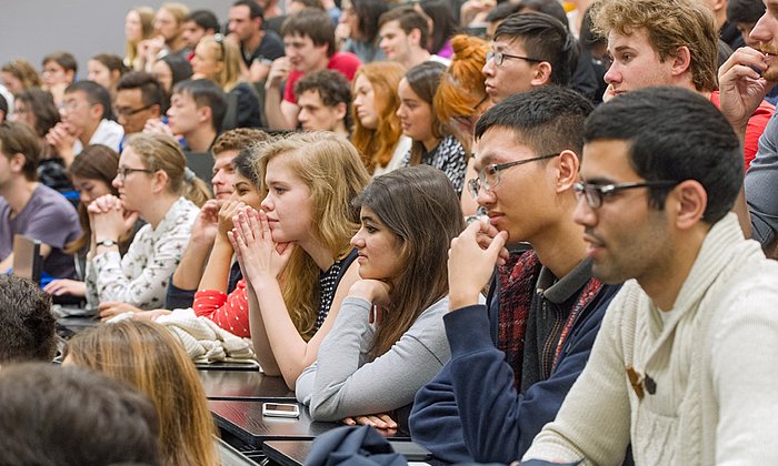 Internationale Studierende bei einer Begrüßungsveranstaltung.