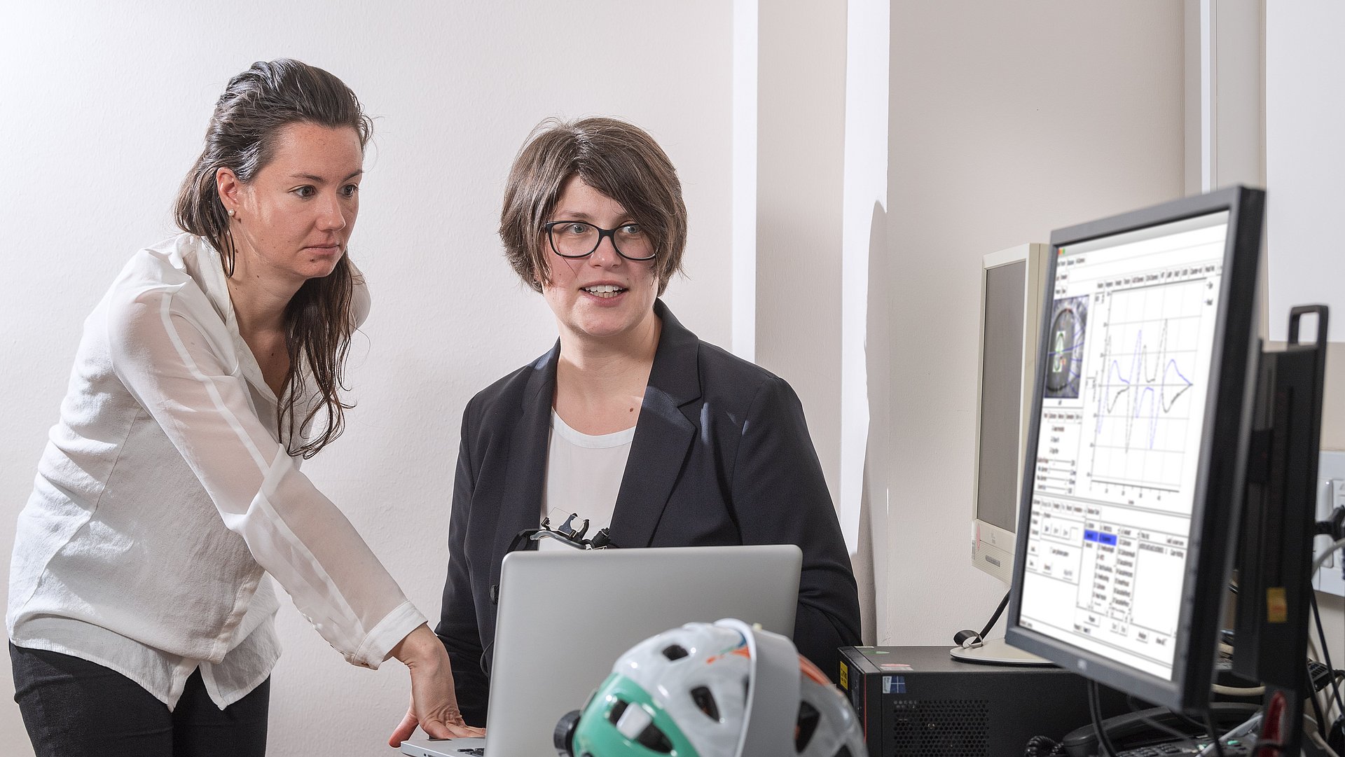 Dr. Cecilia Ramaioli (left) and Prof. Nadine Lehnen discuss results of some measurements in the study about functional dizziness and its causes. 