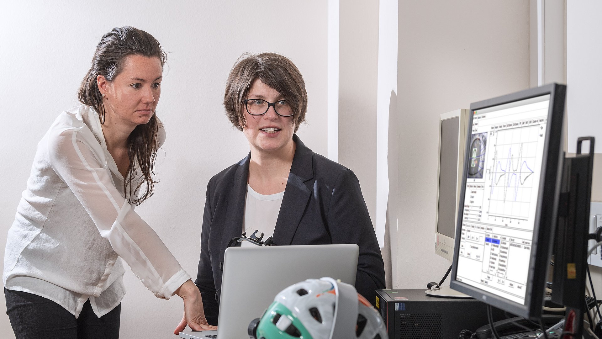 Cecilia Ramaioli (links) und Prof. Nadine Lehnen diskutieren Messungen der Studie über funktionellen Schwindel und seine Ursachen. 