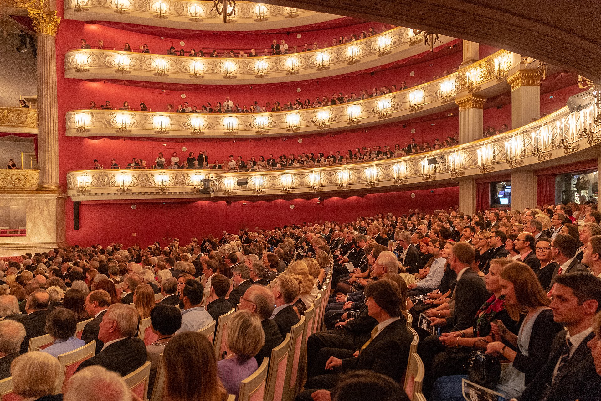 Festive mood at the anniversary performance: Members and friends of TUM awaiting the work by Wagner. (Image: A. Heddergott / TUM) Festive mood at the anniversary performance: Members and friends of TUM awaiting the work by Wagner. (Image: A. Heddergott / TUM)