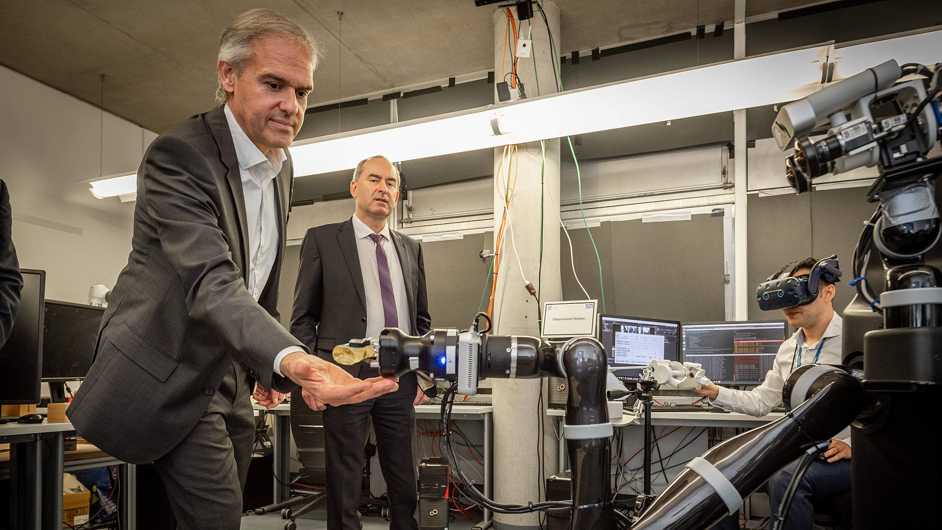 Bayerischer Wirtschaftsminister Hubert Aiwanger zu Besuch im 6G Zukunftslabor Bayern