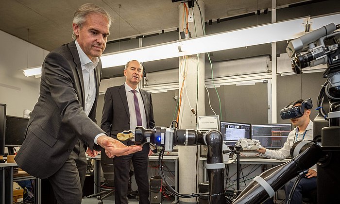 Bayerischer Wirtschaftsminister Hubert Aiwanger zu Besuch im 6G Zukunftslabor Bayern