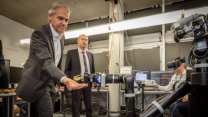Bavarian Minister of economic affairs Hubert Aiwanger visits the 6G Future Lab Bavaria