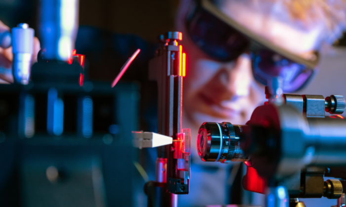 Tobias Vogl investigates single photon sources in 2D materials in an experimental setup