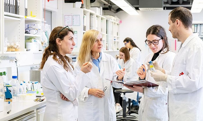 Aphrodite Kapurniotu und ihr Team im Labor