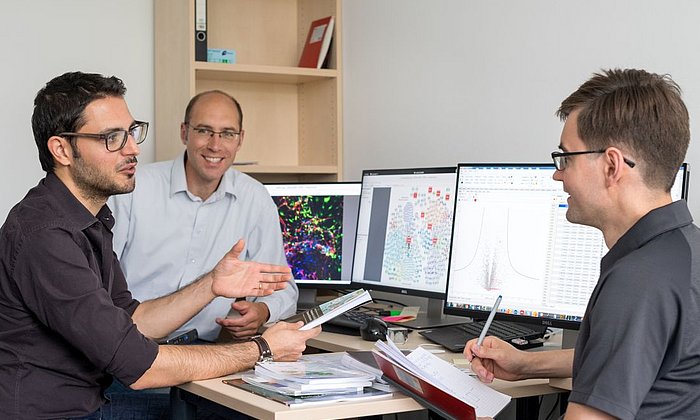 A equipe científica do Estudo do vírus Zika (da esquerda para a direita): Pietro Scaturro, Prof. Andreas Pichlmair e Dr. Alexey Stukalov. (Foto: A. Eckert / TUM)