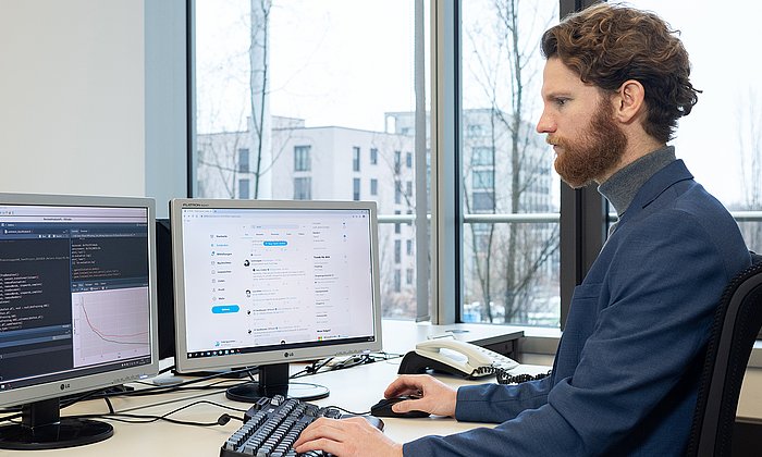 Mit Werkzeugen der künstlichen Intelligenz konnte Dr. Otto Kolbinger vom Lehrstuhl für Trainingswissenschaft und Sportinformatik belegen, dass Eingriffe des Videoassistenten die Stimmung der Fans spürbar negativ beeinflussen
