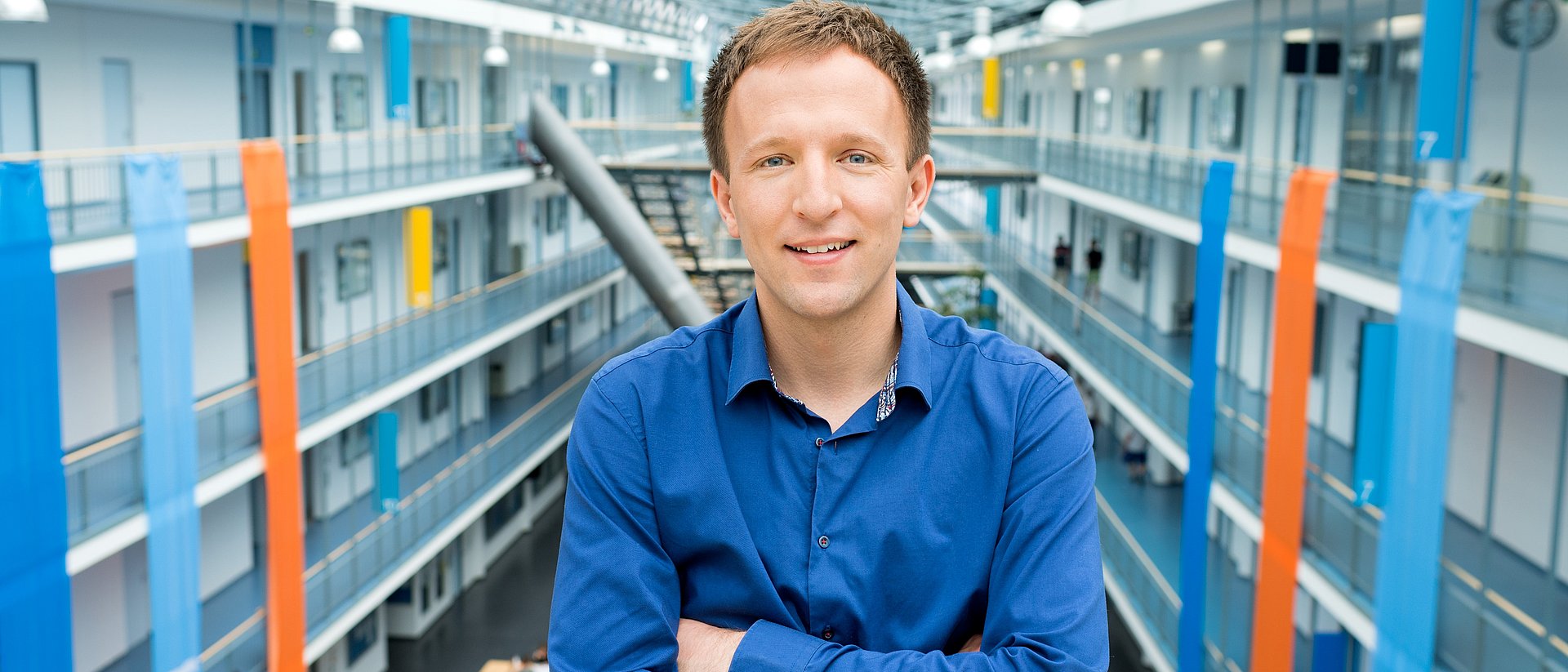 Dr. Stephan Krusche steht in der Magistrale der Fakultäten für Mathematik und Informatik..
