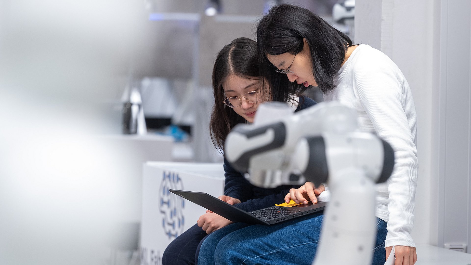 Die Doktorandin Kejia Chen bespricht Ergebnisse mit ihrer Kollegin Jingyun Zhao.