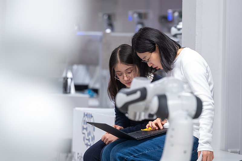Die Doktorandin Kejia Chen bespricht Ergebnisse mit ihrer Kollegin Jingyun Zhao.