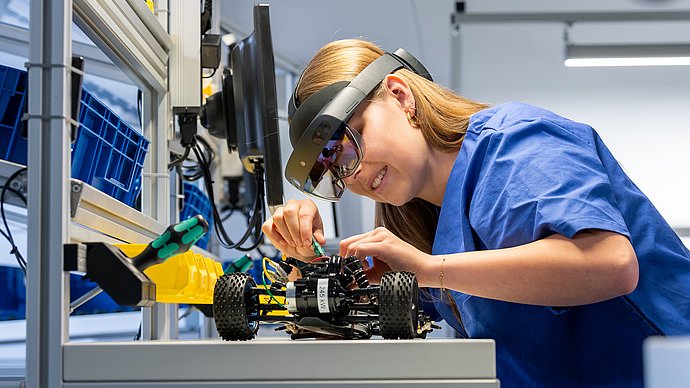 Studentin im digitalen Lernlabor