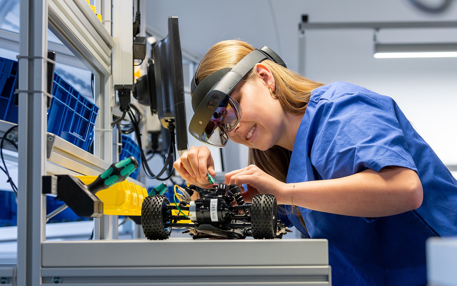 Studentin im digitalen Lernlabor