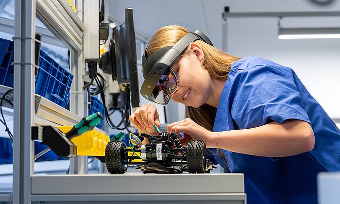 Studentin im digitalen Lernlabor