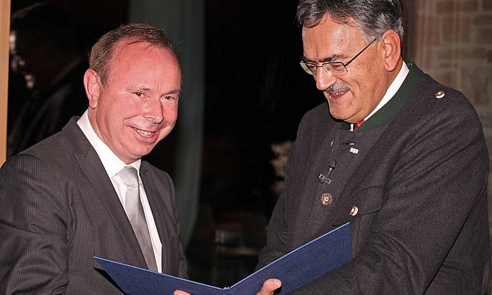 Prof. Wolfgang A. Herrmann verleiht den Goldenen Ehrenring an Georg Grabner