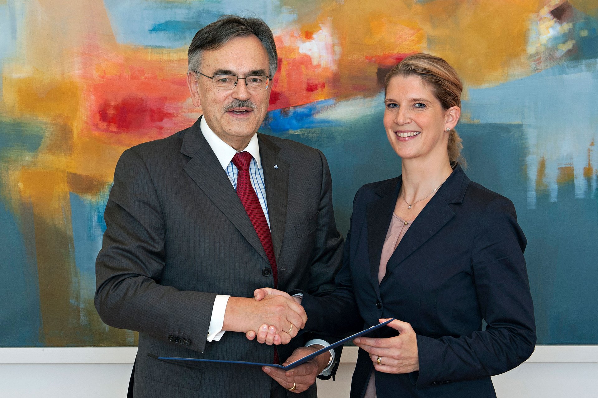 Nach der Unterzeichnung des Stiftungsvertrages: Sylvia Philipp, Stiftungsvorstand der Zeidler Forschungs-Stiftung, und Prof. Wolfgang A. Herrmann