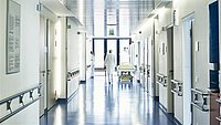 Ein Flur in einem Krankenhaus