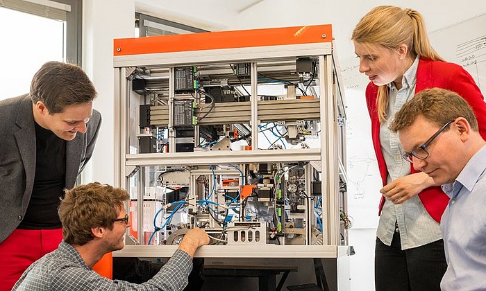 Dominik Sievert (links) und Maria Driesel (2. von rechts), Gründer von inveox mit dem Prototyp ihres Automaten zur Erfassung medizinischer Proben.