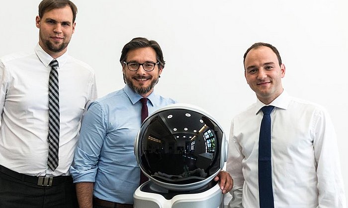 Gewinner des Zukunftspreises 2017: Prof. Sami Haddadin, Dr. Simon Haddadin und Dipl.-Inf. Sven Parusel mit einem sensiblen und intuitiv bedienbaren Roboterassistenten.  (Foto: Ansgar Pudenz)