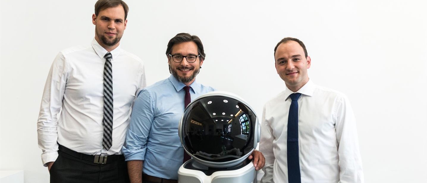 Gewinner des Zukunftspreises 2017: Prof. Sami Haddadin, Dr. Simon Haddadin und Dipl.-Inf. Sven Parusel mit einem sensiblen und intuitiv bedienbaren Roboterassistenten.  (Foto: Ansgar Pudenz)