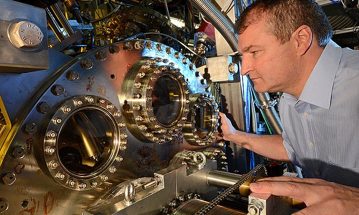 Prof. Reinhard Kienberger an der Attosekunden-Beamline, an der die Experimente durchgeführt wurden - Bild: Thorsten Naeser / MPQ