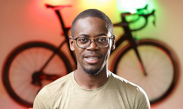 Porträtfoto von Emmanuel Adjei, im Hintergrund ein illuminiertes Fahrrad