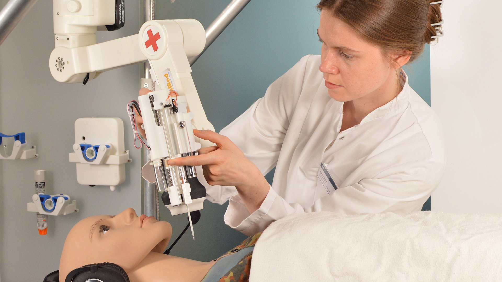 Researcher Carolin Müller from TUM Klinikum presents a new robotic module developed for cases of tension pneumothorax.