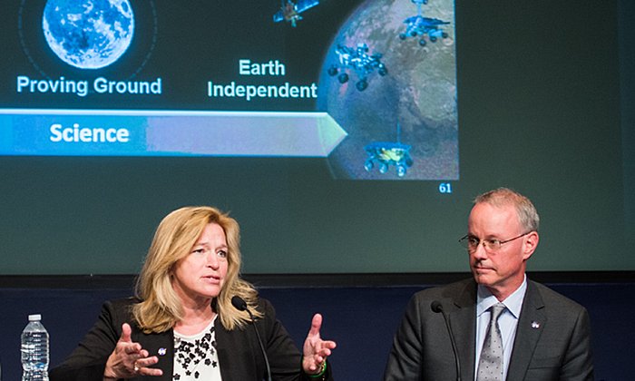 Ellen Stofan, NASA Chief Scientist, und David Miller, NASA Chief Technologist, bei einem Vortrag im NASA Hauptquartier. (Foto: NASA / Joel Kowsky)