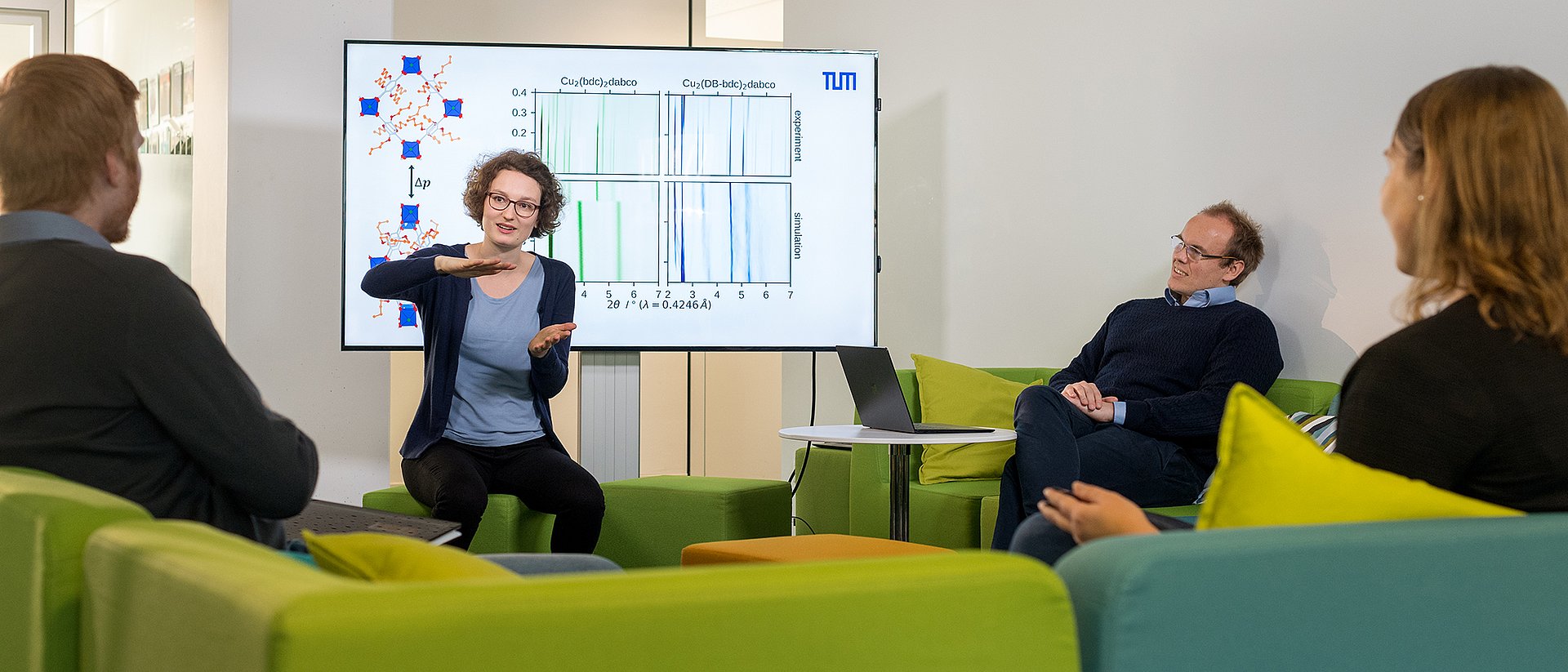 201105_Flexible_MOFs Erstautorin Pia Vervoorts diskutiert mit Kollegen die Ergebnisse von Experiment und Simulation. (Bild: A. Eckert / TUM)